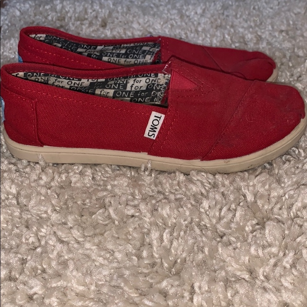 youth red toms size 4